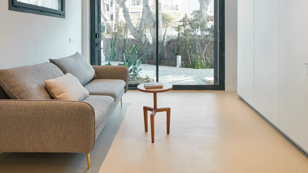 Construcción y Reformas:Salón con piso de microcem ento liso, diseño moderno y elegante, ambiente luminoso y funcional