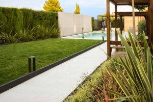 Patio grande con jardines, caminos y zonas verdes, diseño exterior espacioso y armonioso