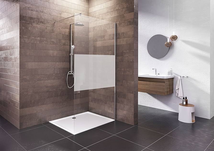  ducha tipo walk-in con panel de cristal continuo, estilo moderno y baño luminoso y espacioso