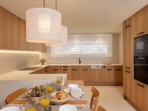 reforma y construcción precios vivienda cocina renovada con muebles funcionales y encimera moderna